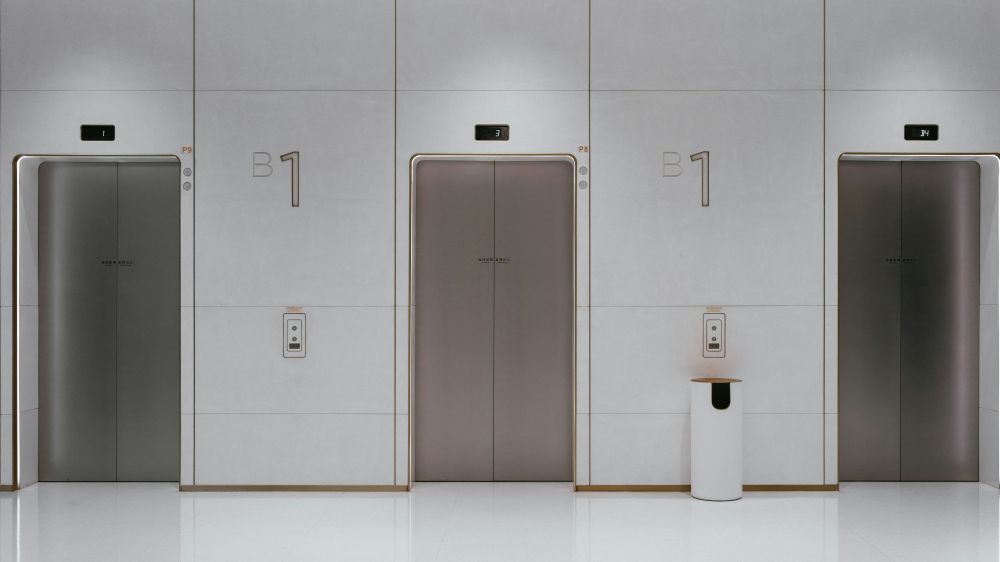 Elevator i ældre ejendomme: sådan skaber du tilgængelighed uden at ofre æstetikken